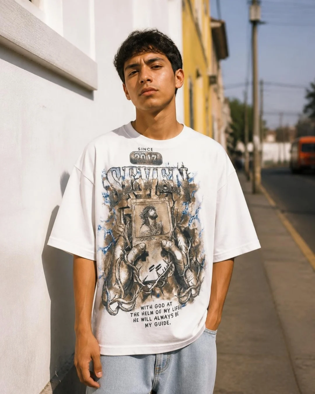 Modelo con la playera blanca Since 2017 de SEVEN