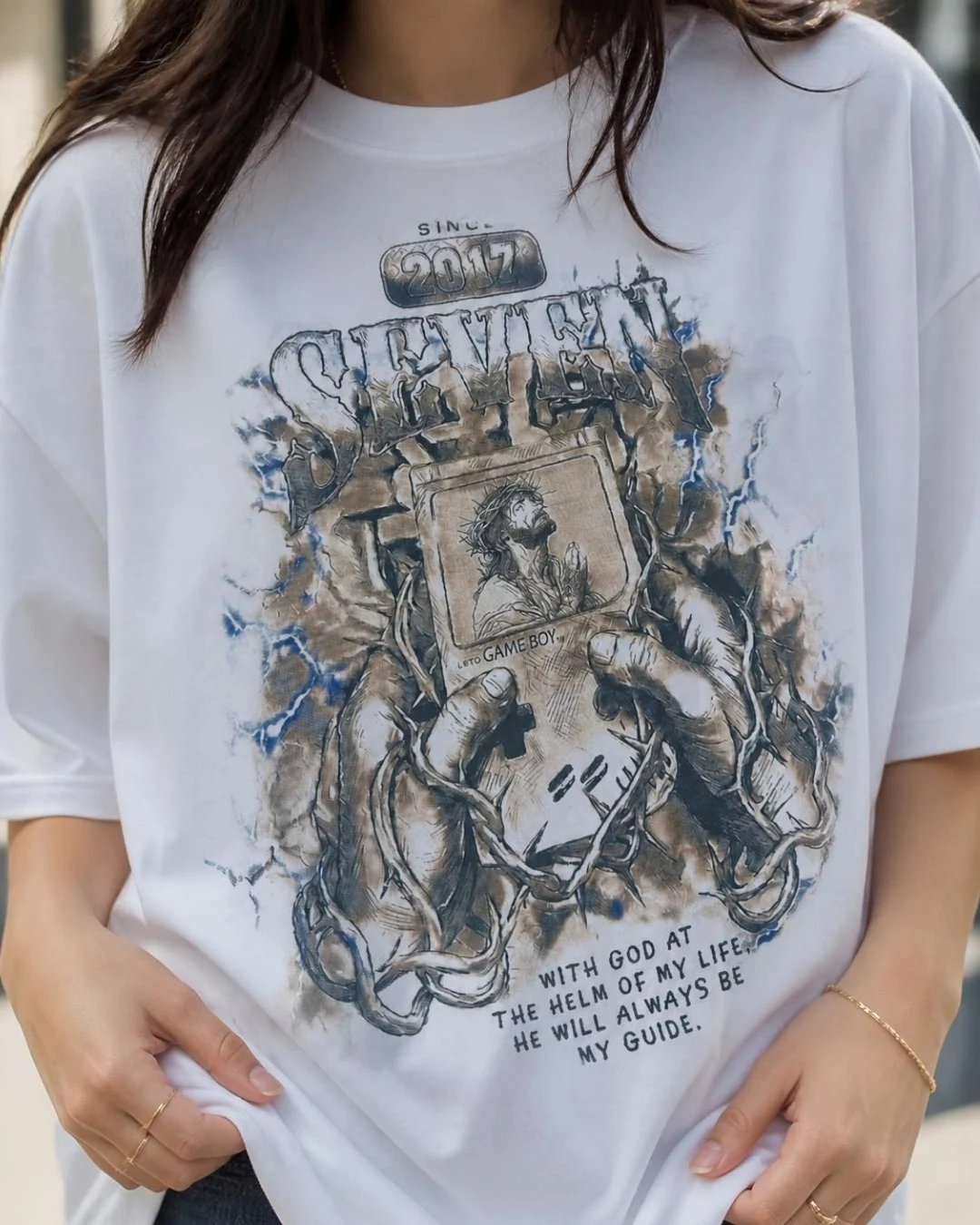 Modelo con la playera blanca Since 2017 de SEVEN, primer plano