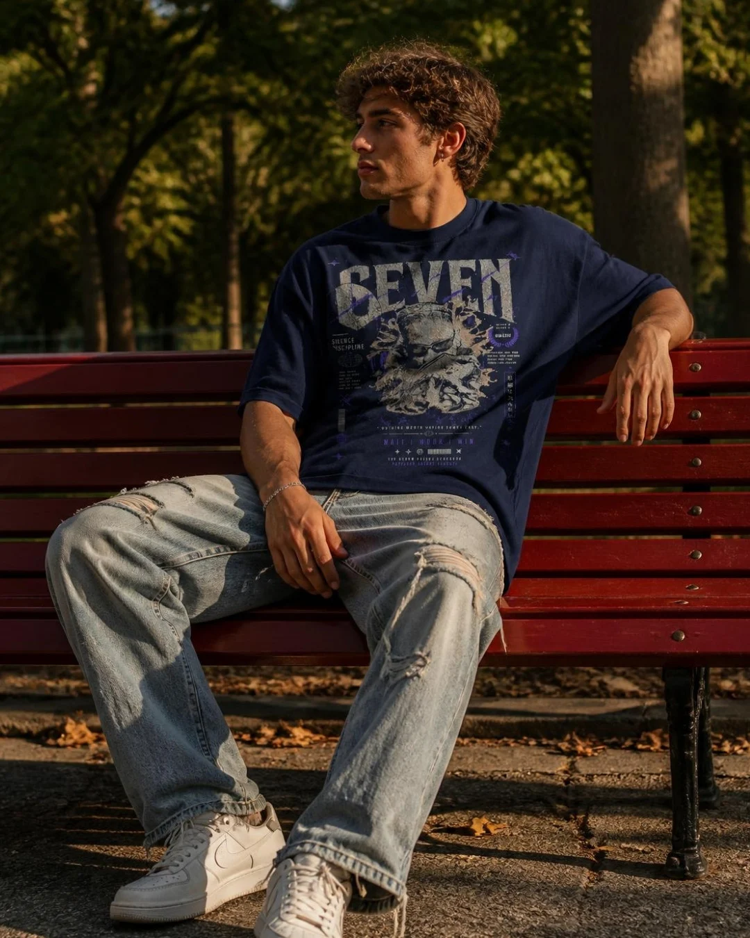 Modelo sentado con la playera azul marino de SEVEN