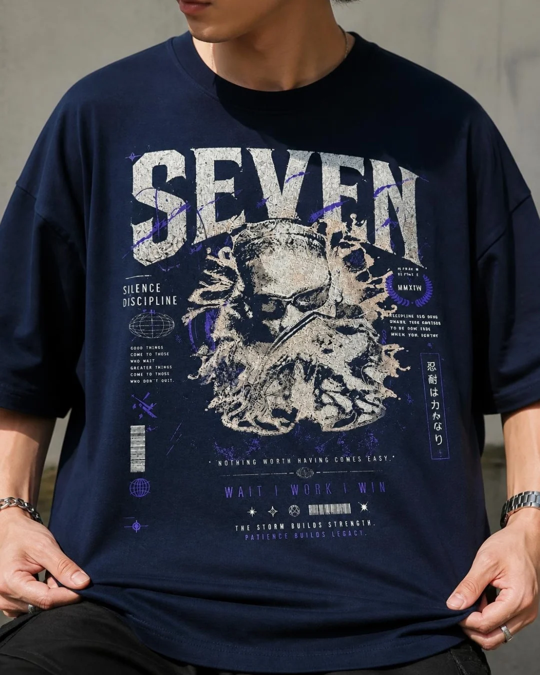 Primer plano de la playera azul marino de SEVEN