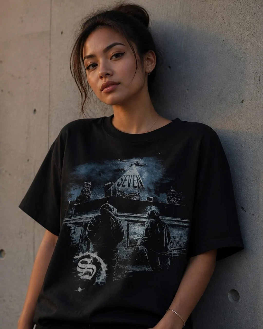 Modelo con la playera negra Ciudad de SEVEN, de medio cuerpo